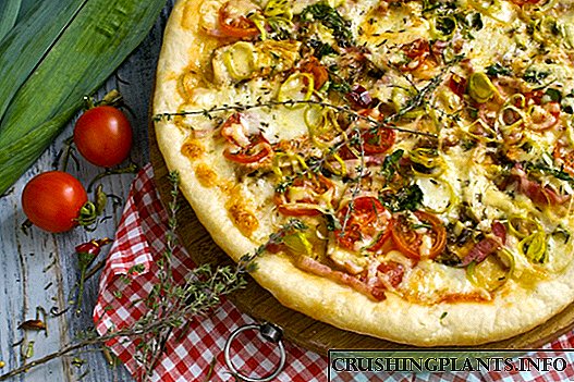 Forn tal-pizza bil-perżut u pancetta fil-forn