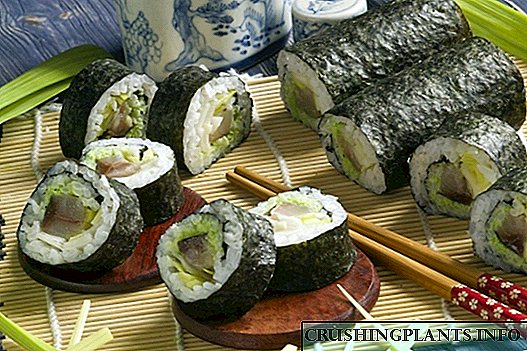 Sushi Maki dudlangan ilon va pirog bilan