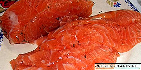 Kumaha cara uyah asin sareng trout caviar ku cara anu baseuh sareng garing