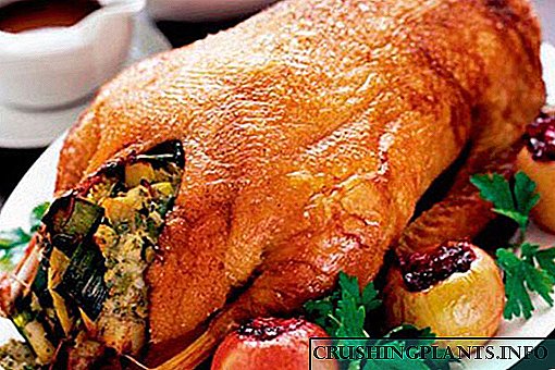 It-tradizzjoni ta 'sekli ta' l-ispeċjalisti kulinari Russi - wiżż moħmi fil-forn għal mejda festiva